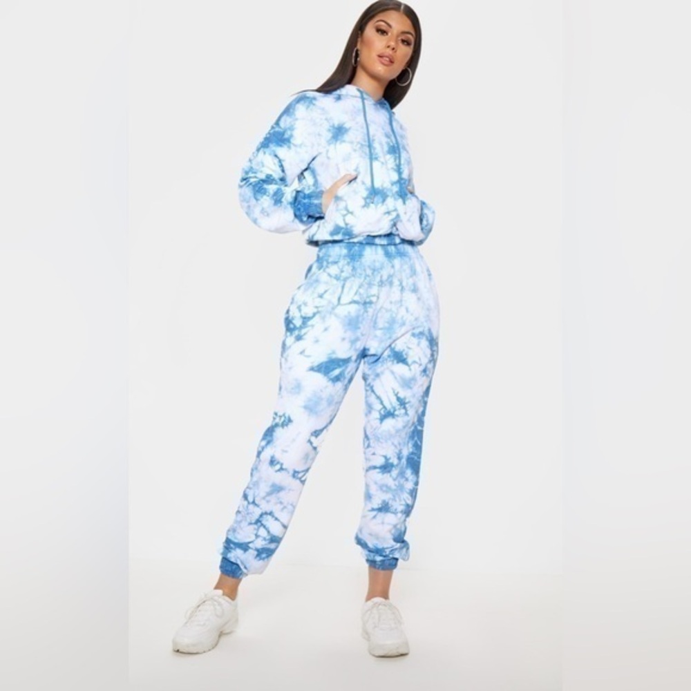 PRETTYLITTLETHING Blue Tie Dye Sweatpants White Joggers Wen’s size 6 Small